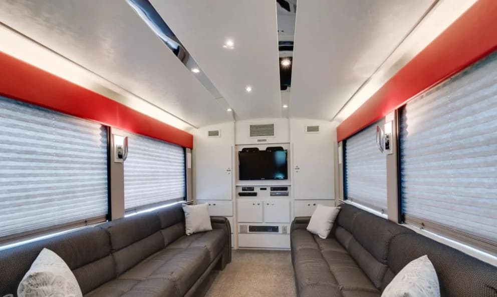1998 MCI 102DL3 Motorhome - Image 5