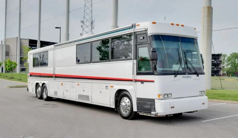 1998 MCI 102DL3 Motorhome - Image 8