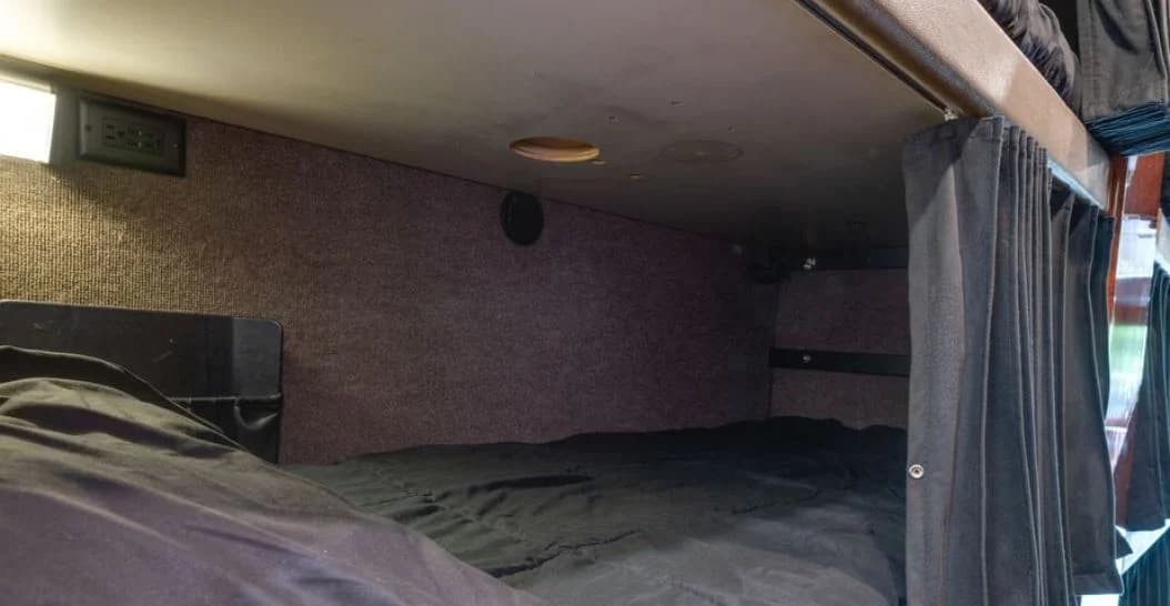 2004 Prevost XLII Motorhome - Image 5