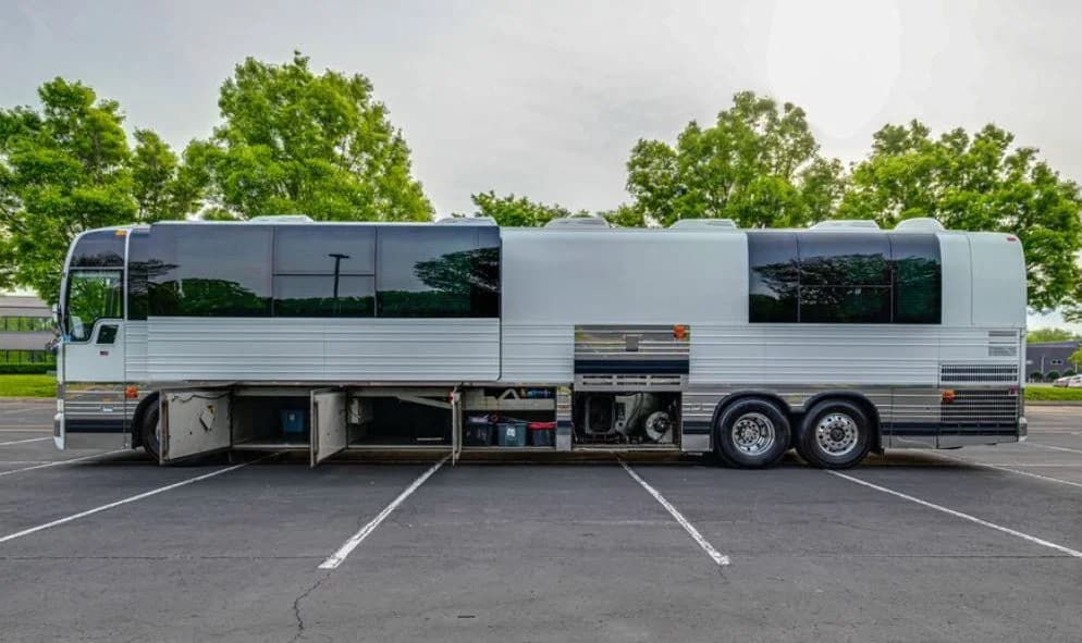 2004 Prevost XLII Motorhome - Image 2