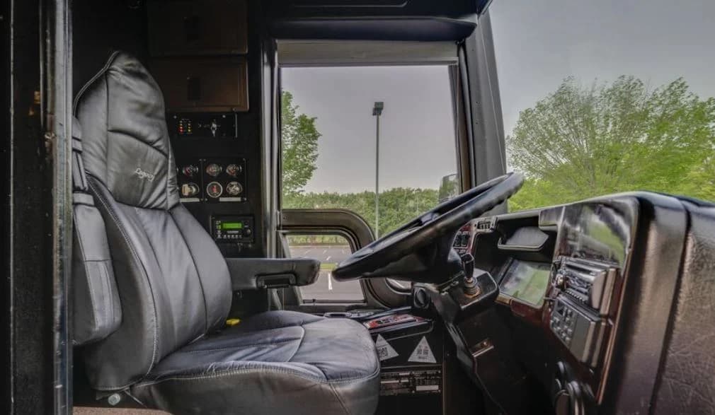 2004 Prevost XLII Motorhome - Image 4