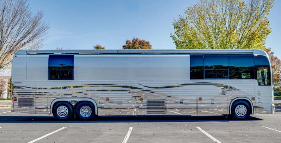 2006 Prevost XLII Motorcoach - Image 2