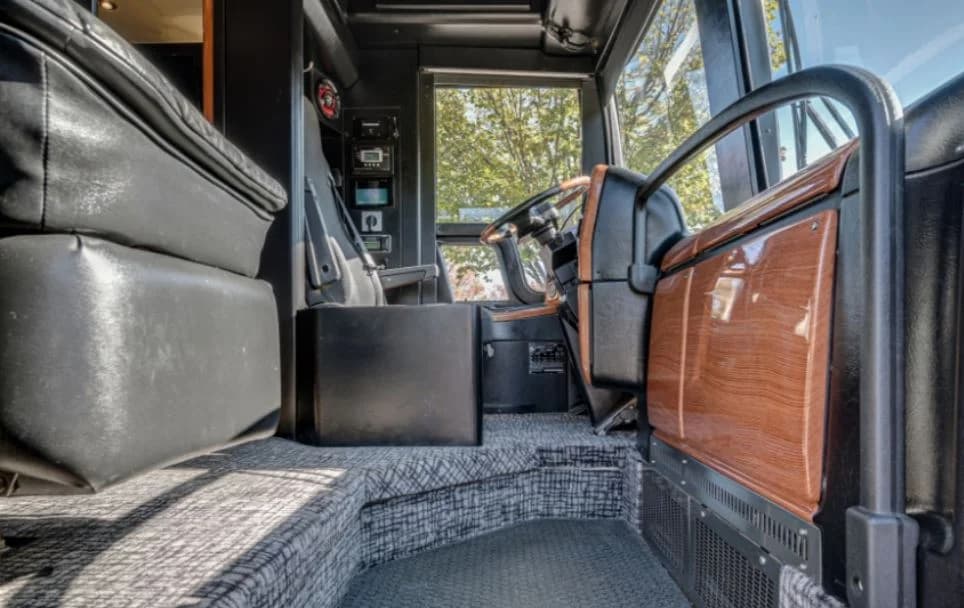 2006 Prevost XLII Motorcoach - Image 3