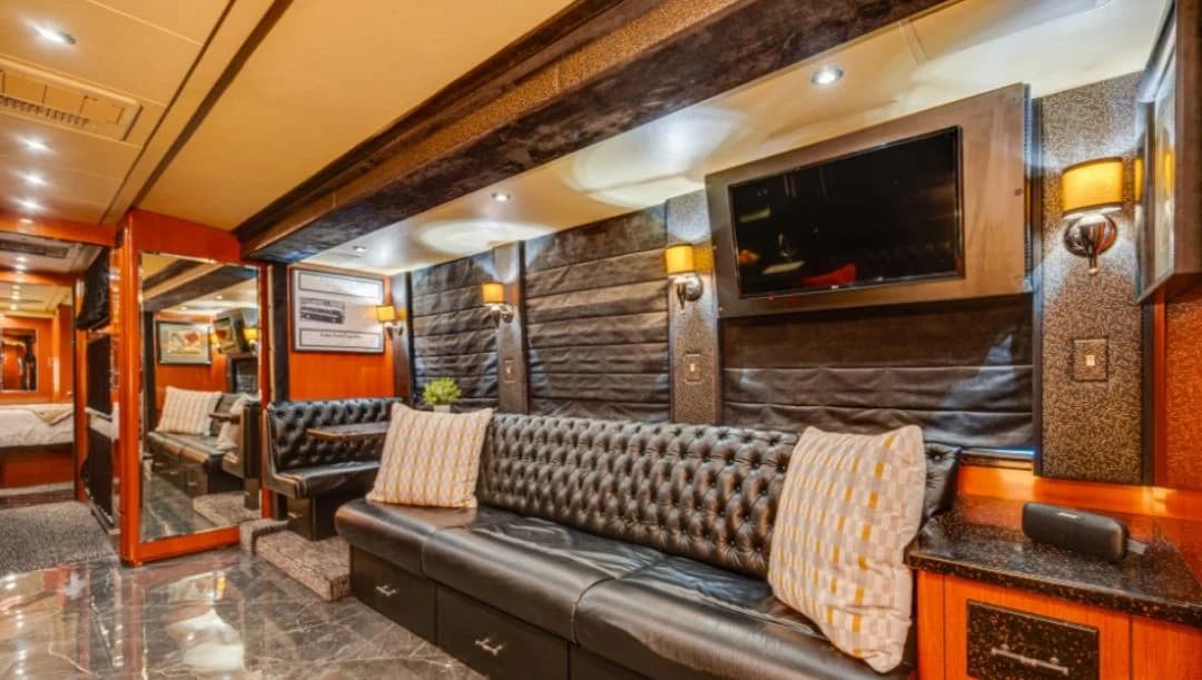 2006 Prevost XLII Motorcoach - Image 4