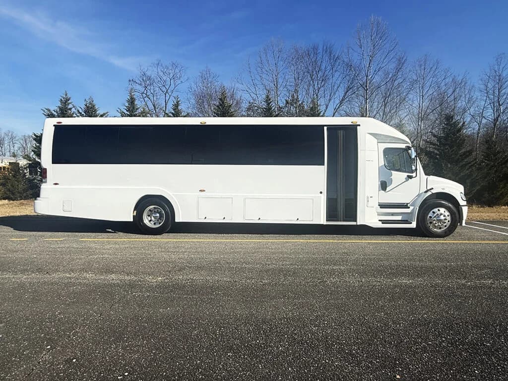 2017 Freightliner Champion Coach Bus - Image 4
