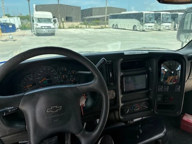 2 Matching 2007 Chevrolet C5500 Starcraft - Image 8