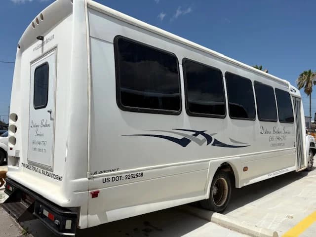 2 Matching 2007 Chevrolet C5500 Starcraft - Image 4