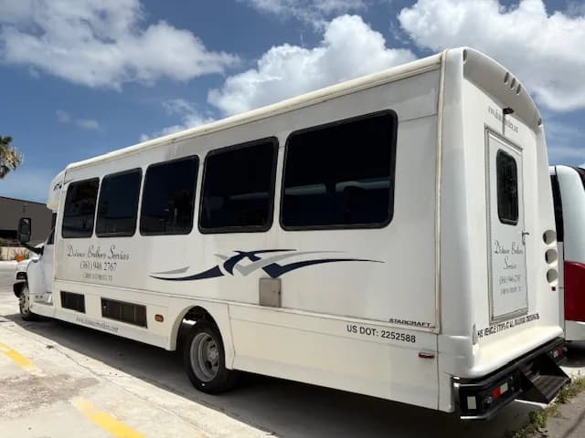 2 Matching 2007 Chevrolet C5500 Starcraft - Image 3