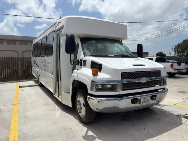 2 Matching 2007 Chevrolet C5500 Starcraft - Image 2