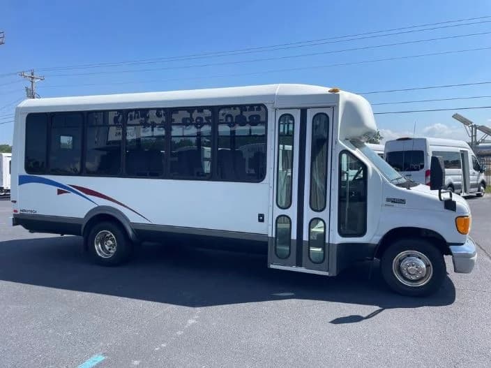 2004 Ford E450 El Dorado Shuttle Bus - Image 2