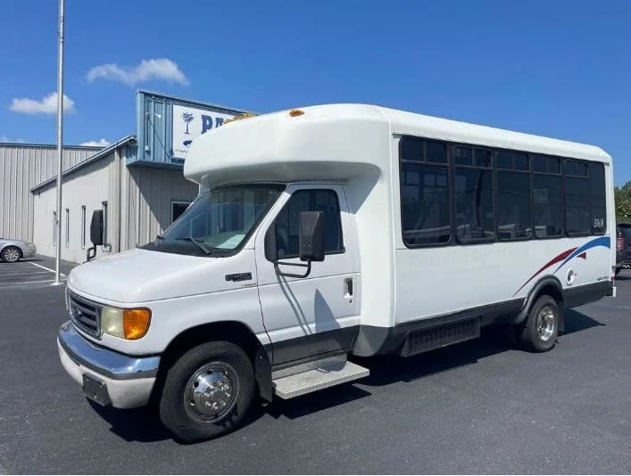 2004 Ford E450 El Dorado Shuttle Bus - Image 1