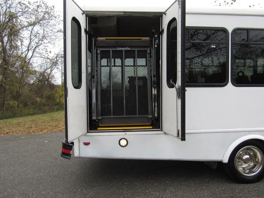 2015 Ford F550 Starcraft Allstar - Image 10