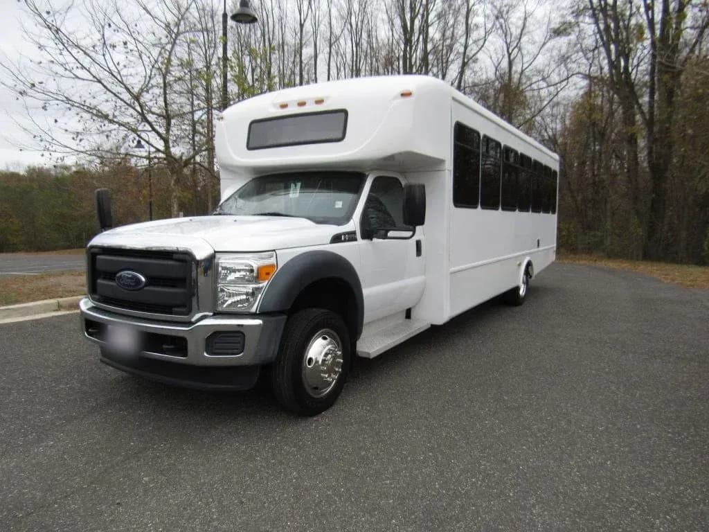 2015 Ford F550 Starcraft Allstar - Image 2