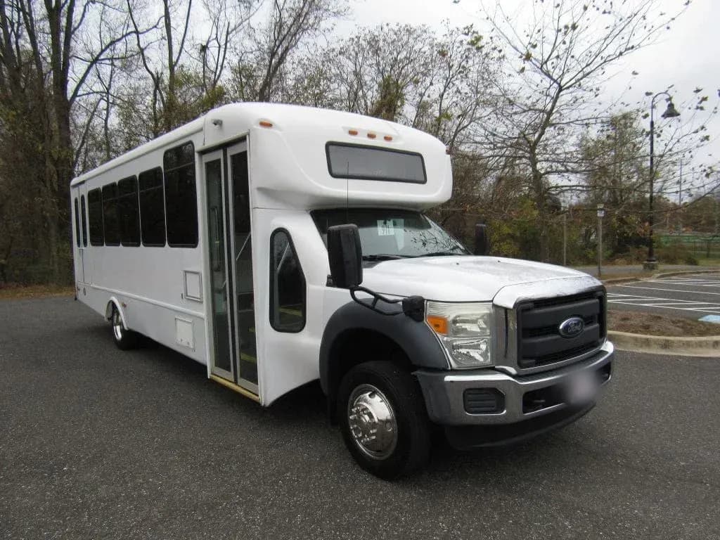 2015 Ford F550 Starcraft Allstar - Image 3