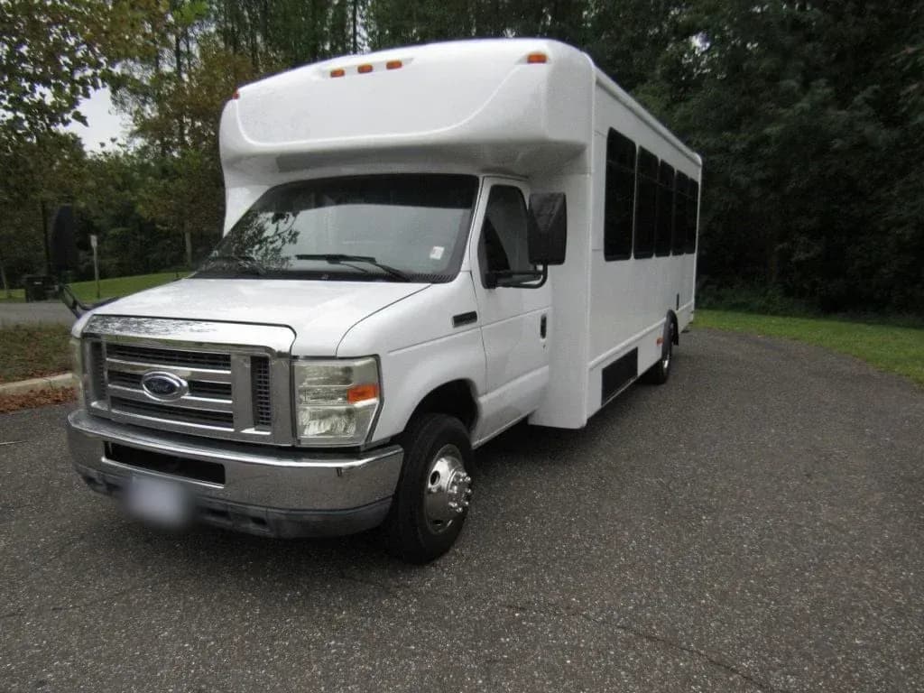 2011 Ford E450 Starcraft Allstar - Image 1