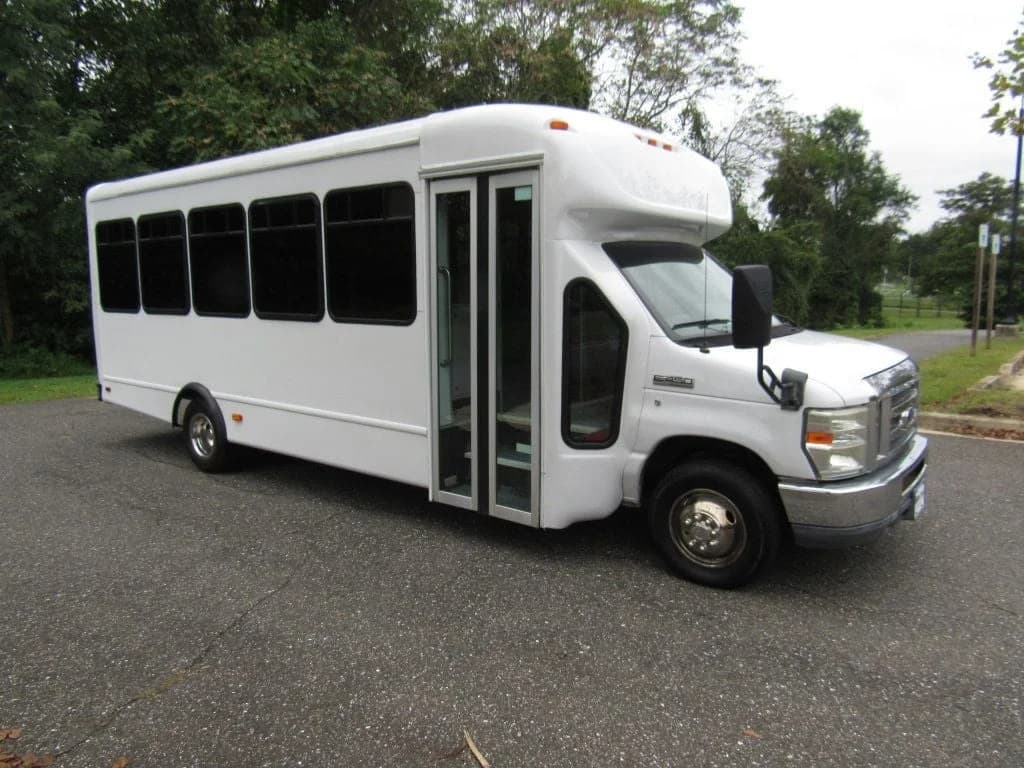 2011 Ford E450 Starcraft Allstar - Image 2