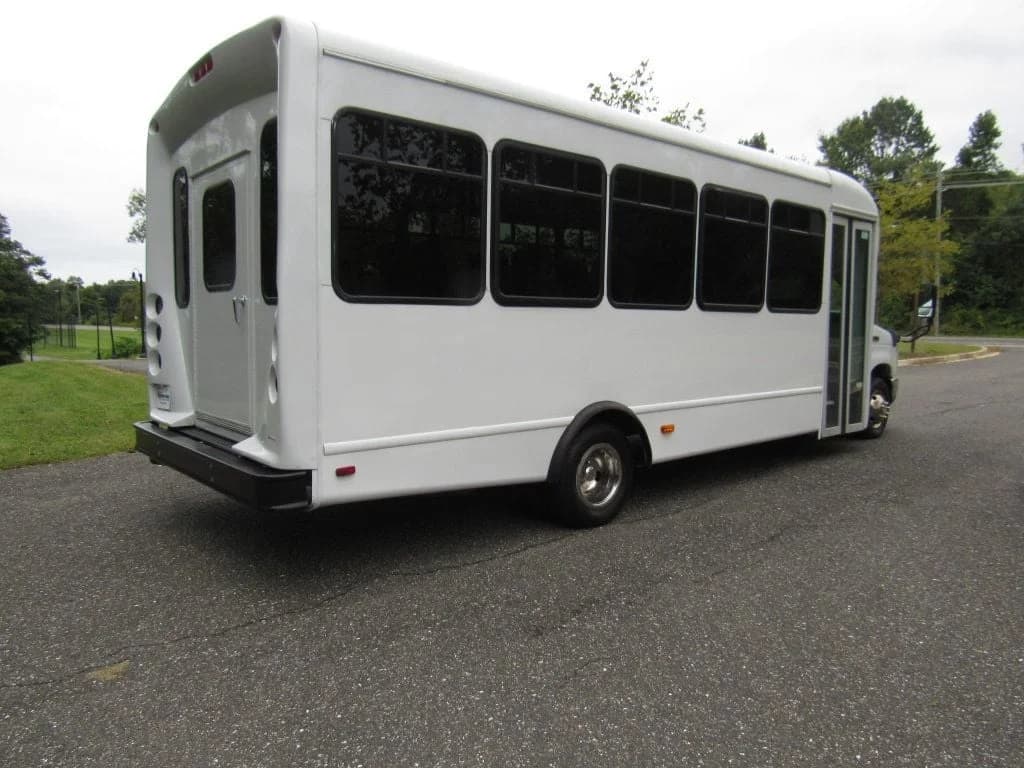 2011 Ford E450 Starcraft Allstar - Image 3