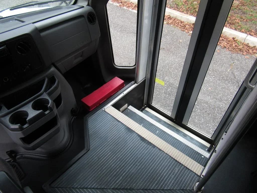2011 Ford E450 Starcraft Allstar - Image 9