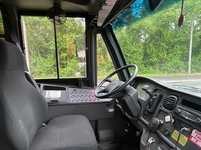 2015 Freightliner Thomas Saf-T-Liner - Image 11