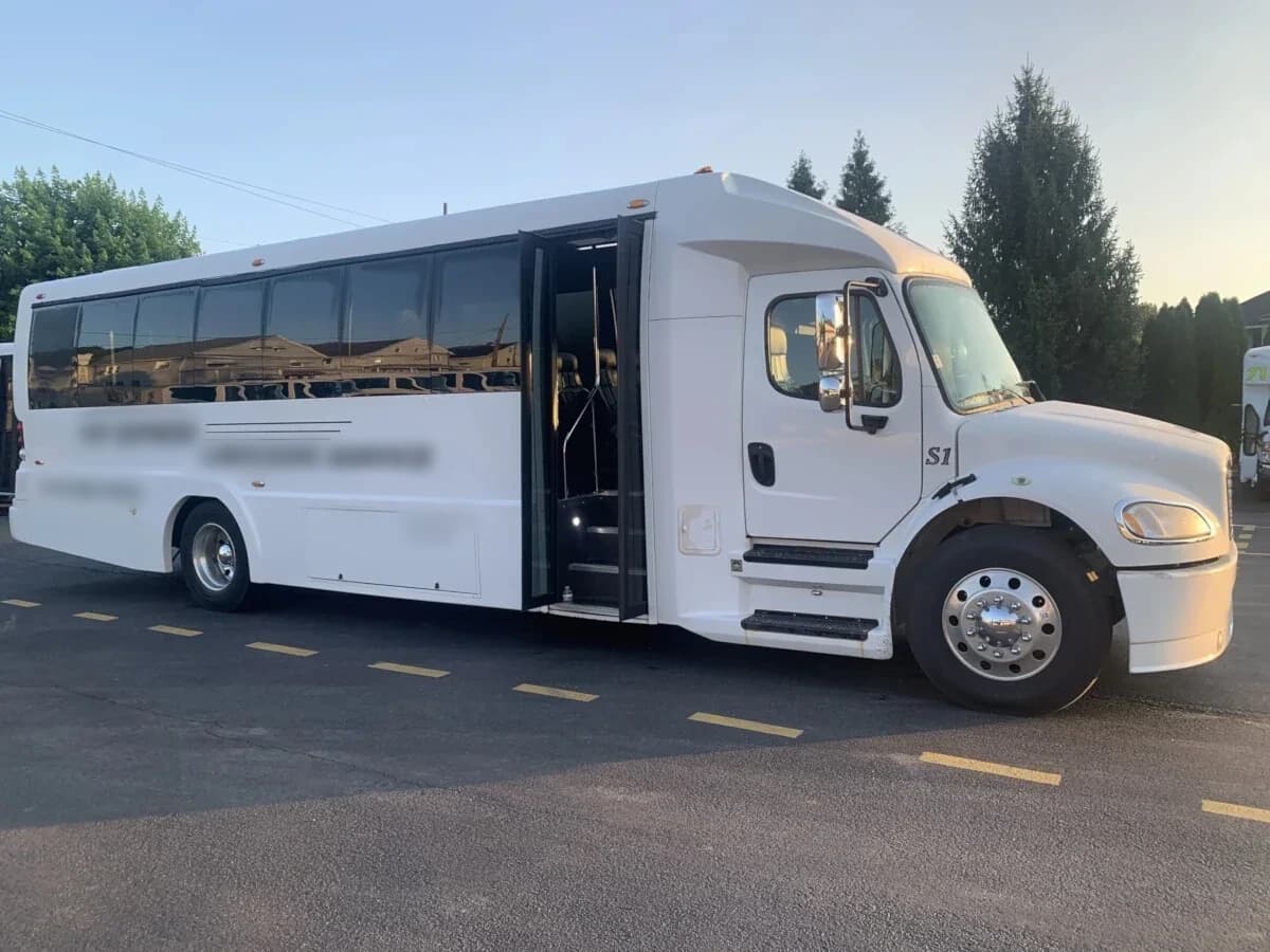 2017 Executive Freightliner M2  - Image 3
