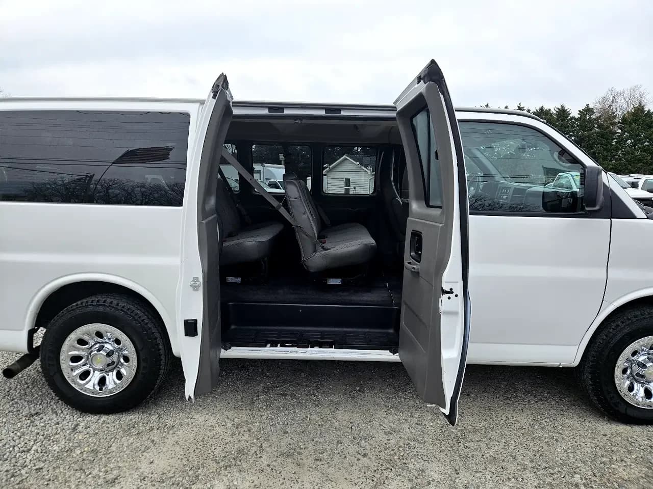 2014 Chevrolet Express LT 1500 Passenger Van - Image 9