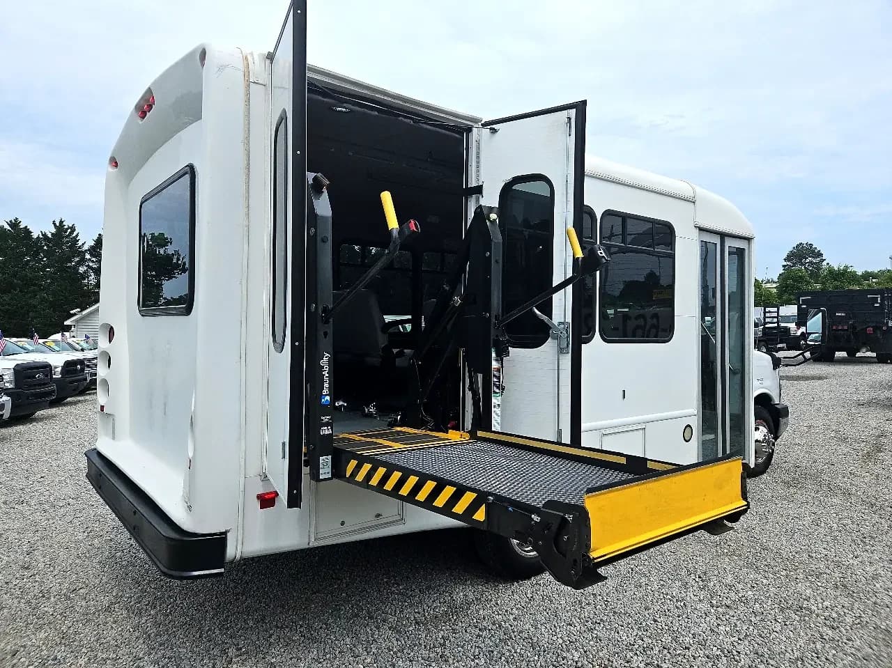 2015 Chevrolet Express Cutaway StarTrans ADA - Image 10