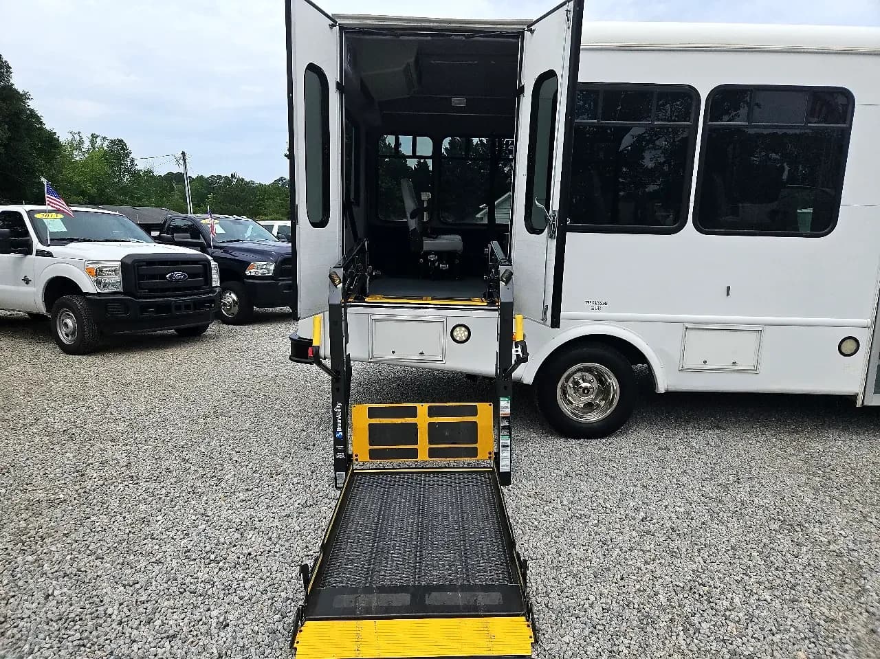 2015 Chevrolet Express Cutaway StarTrans ADA - Image 11