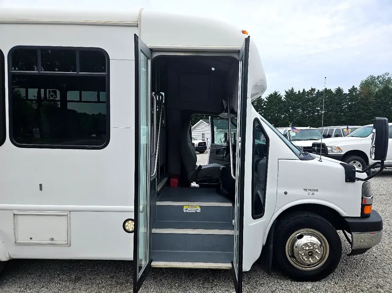 2015 Chevrolet Express Cutaway StarTrans ADA - Image 12