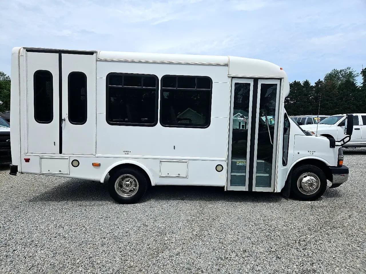 2015 Chevrolet Express Cutaway StarTrans ADA - Image 4