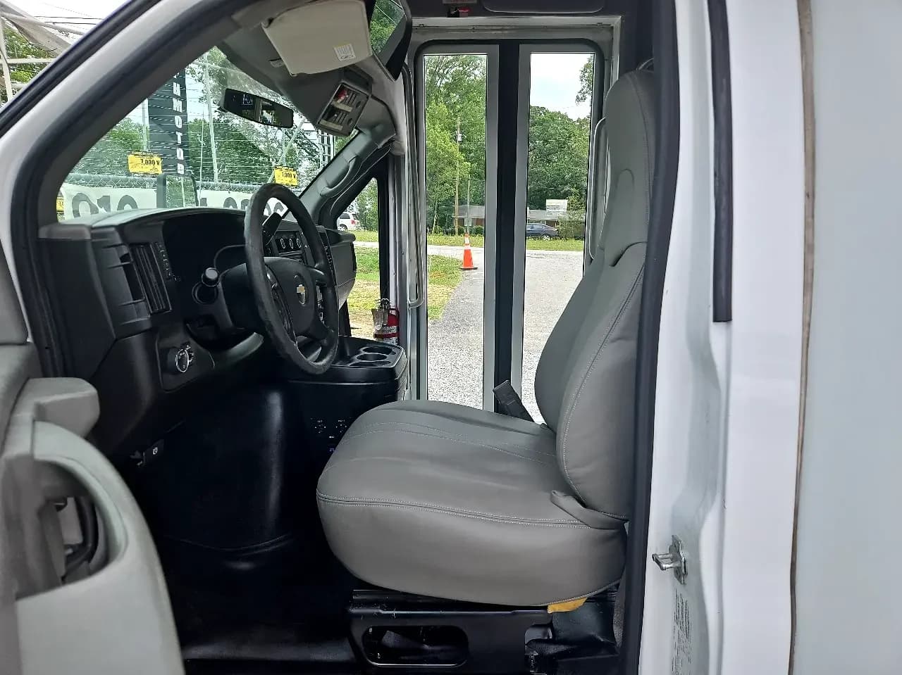 2015 Chevrolet Express Cutaway StarTrans ADA - Image 7
