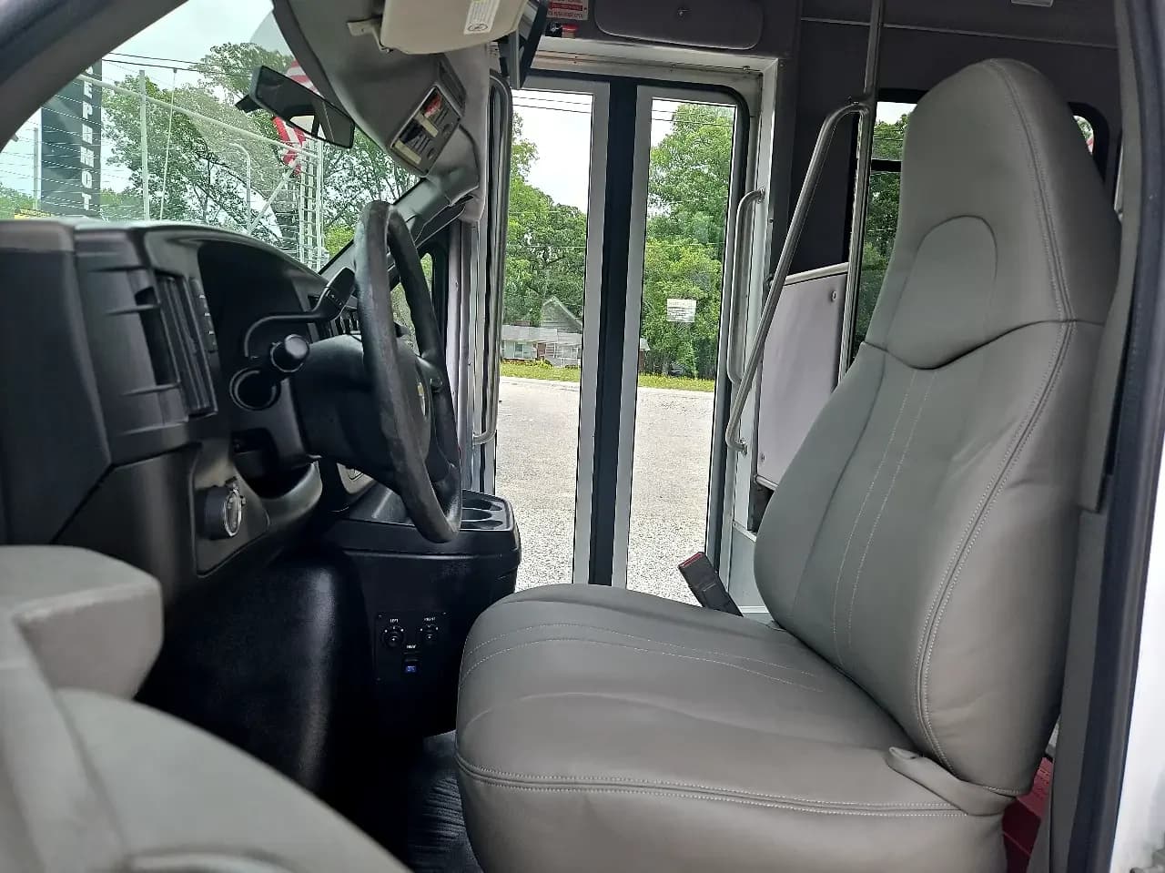 2015 Chevrolet Express Cutaway StarTrans ADA - Image 8