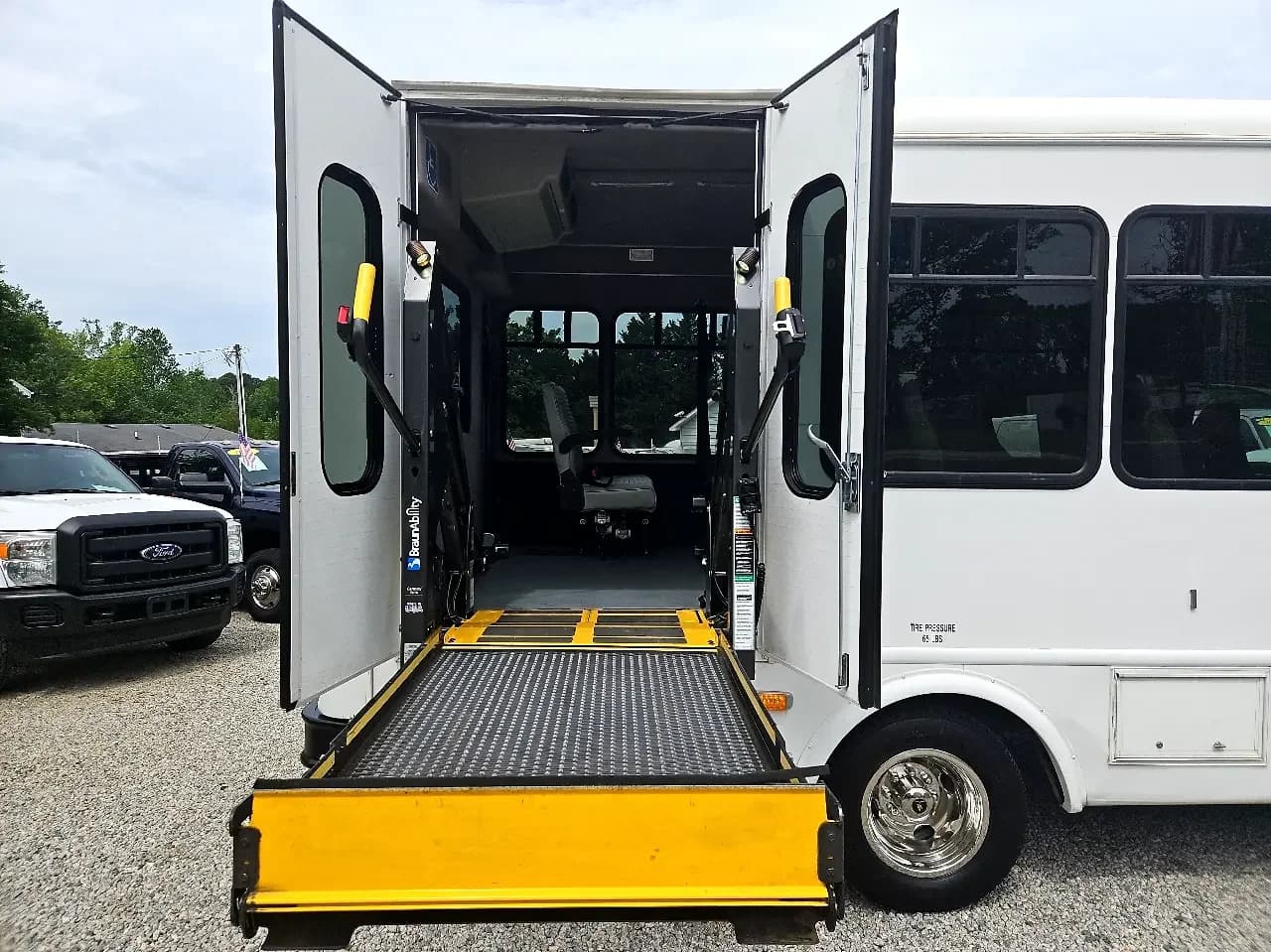 2015 Chevrolet Express Cutaway StarTrans ADA - Image 9
