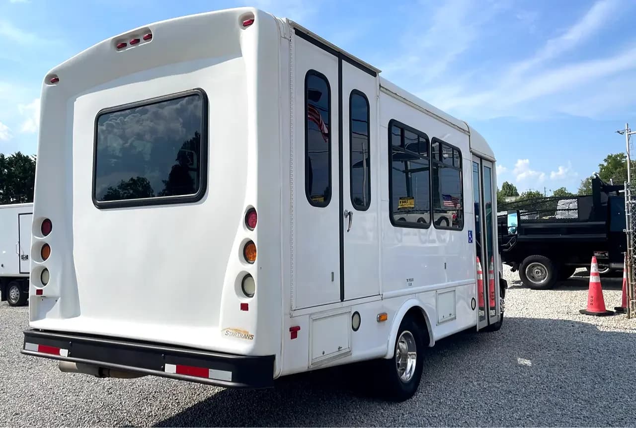 2015 Chevrolet Express Cutaway StarTrans ADA - Image 2