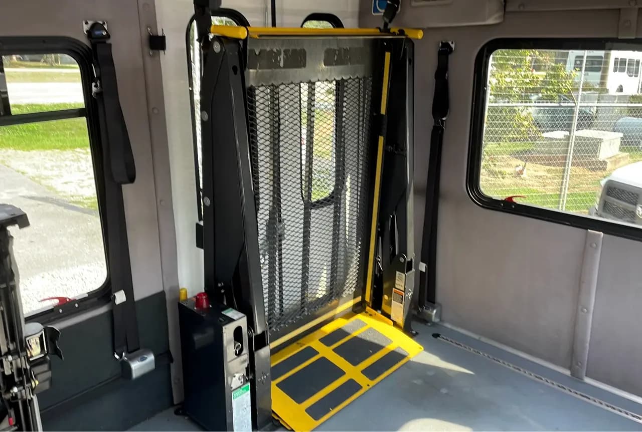 2015 Chevrolet Express Cutaway StarTrans ADA - Image 17