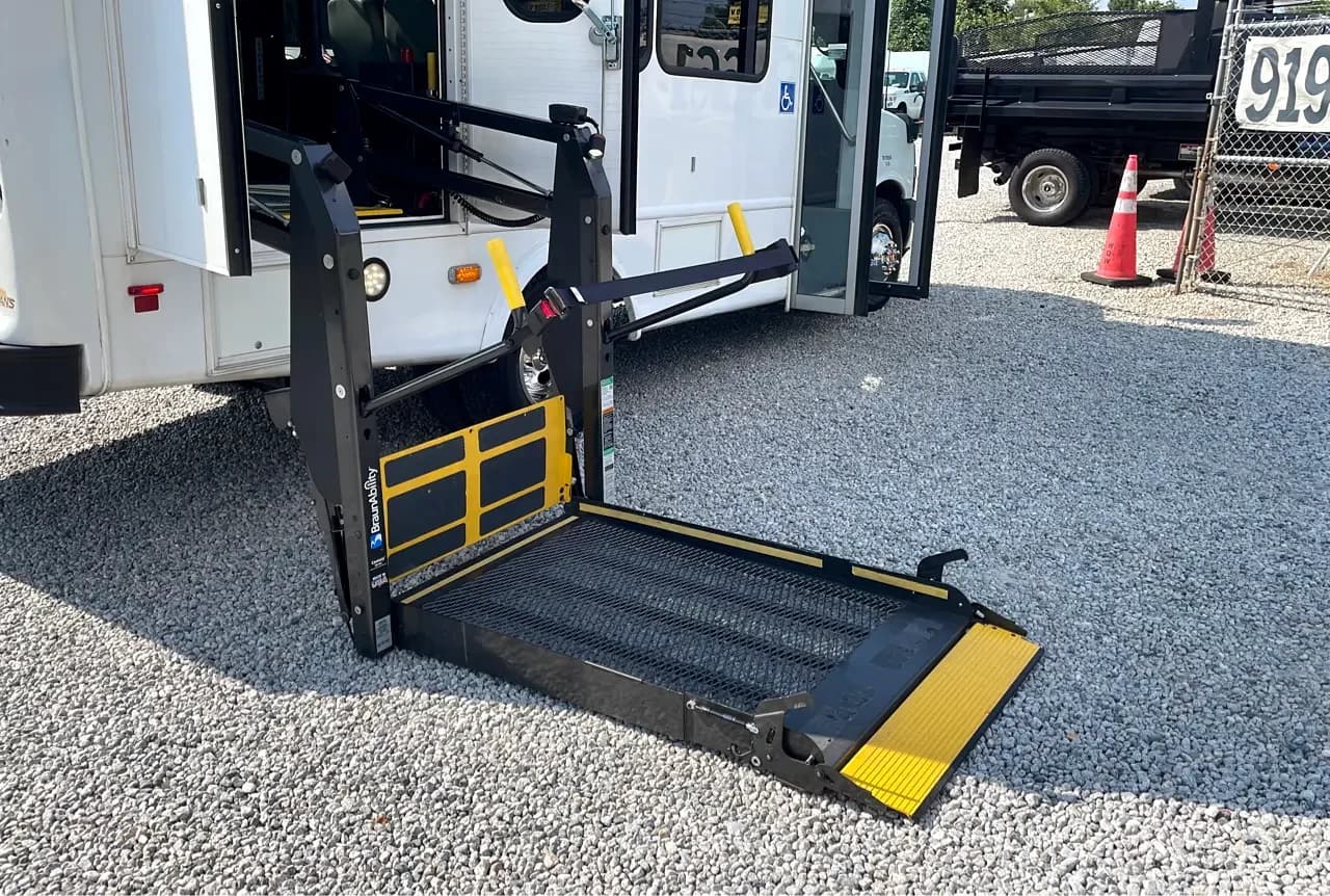 2015 Chevrolet Express Cutaway StarTrans ADA - Image 19