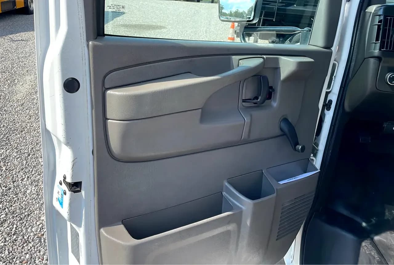 2015 Chevrolet Express Cutaway StarTrans ADA - Image 6