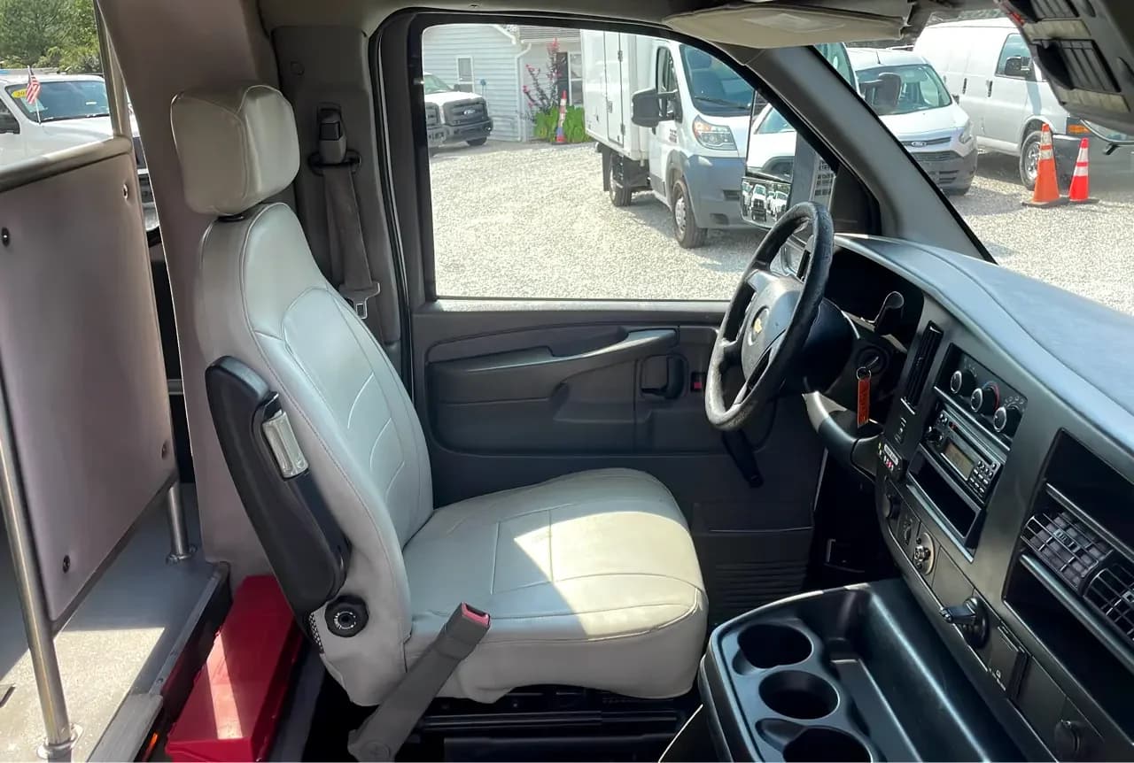 2015 Chevrolet Express Cutaway StarTrans ADA - Image 8