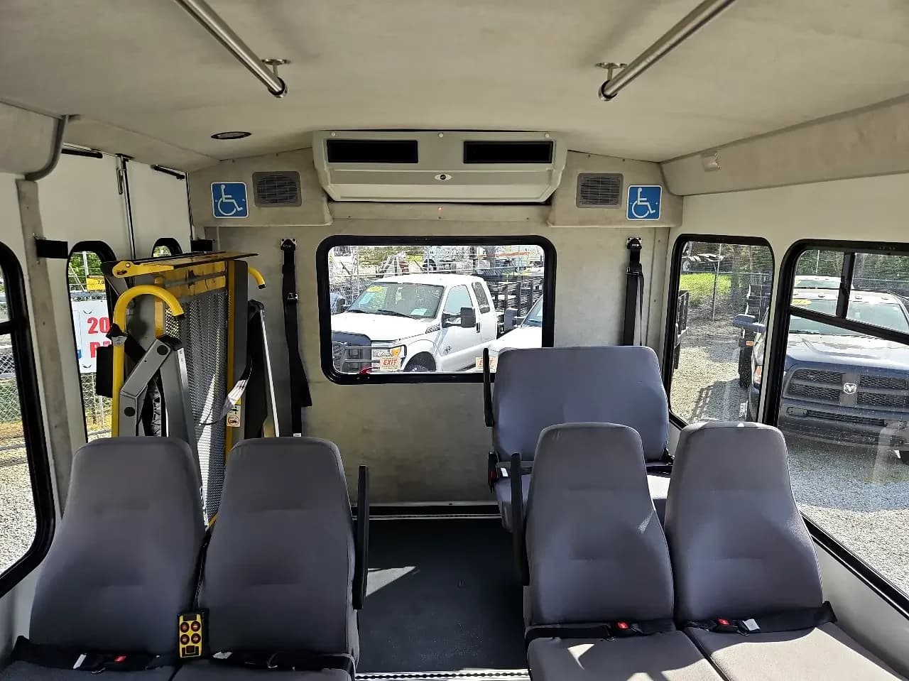 2016 Chevrolet Express Cutaway Transtar - Image 13
