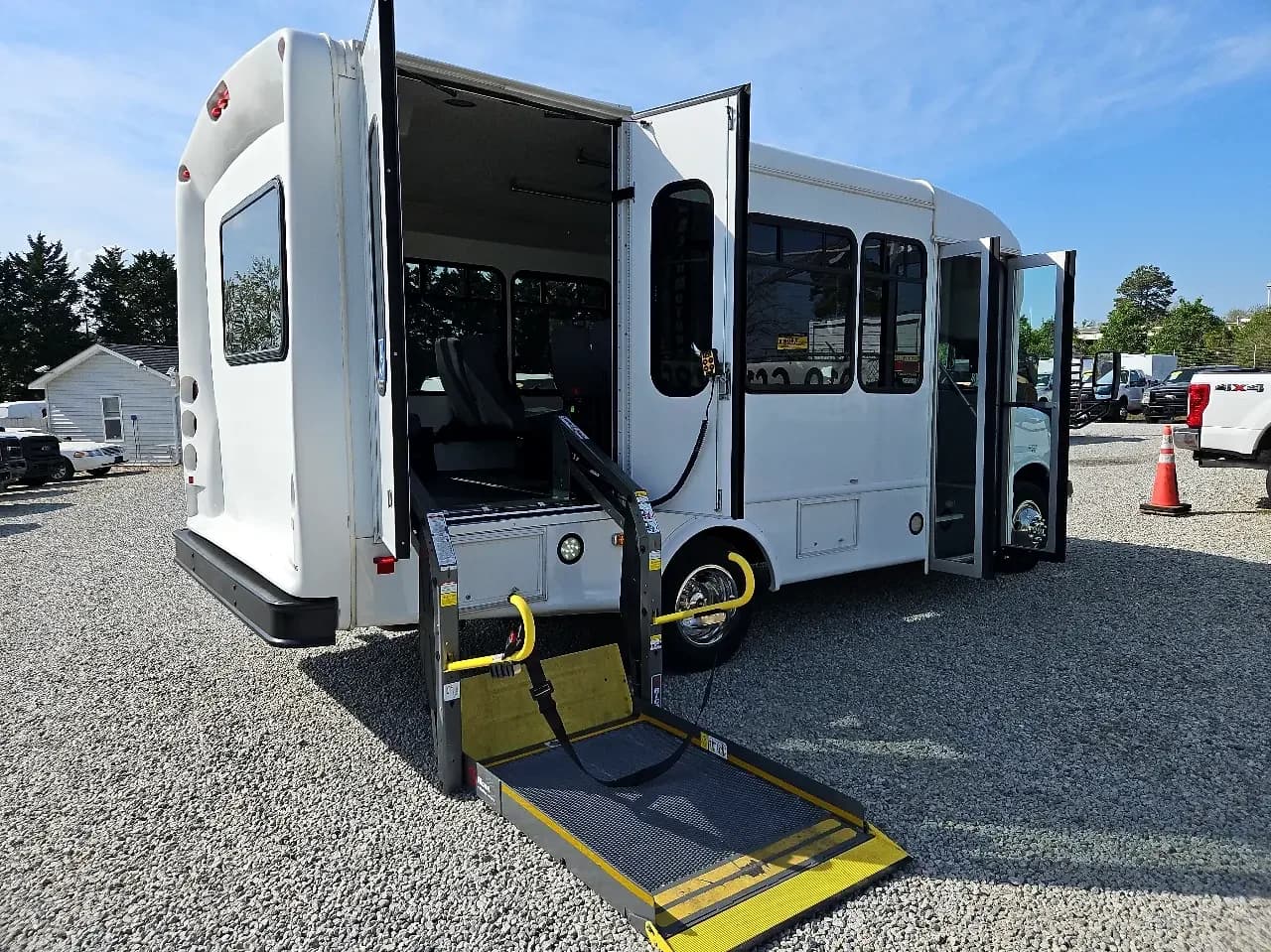 2016 Chevrolet Express Cutaway Transtar - Image 17