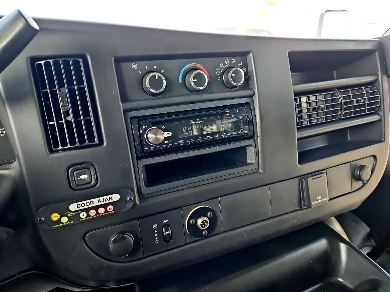 2016 Chevrolet Express Cutaway Transtar - Image 18
