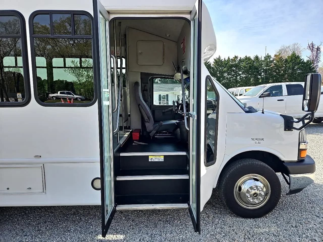 2016 Chevrolet Express Cutaway Transtar - Image 9