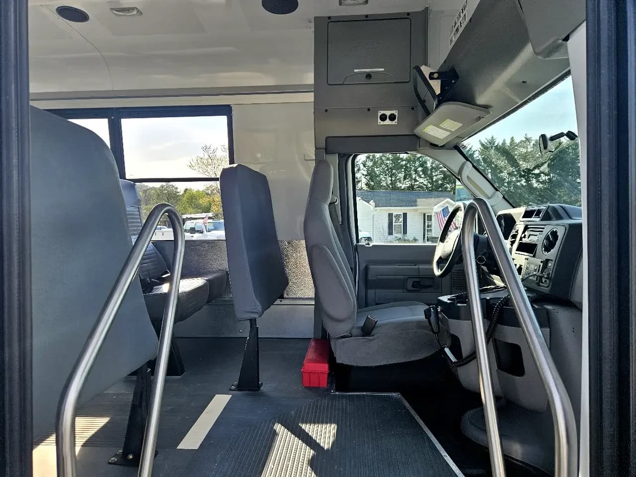 2016 Ford E350 Shuttle Bus - Image 10