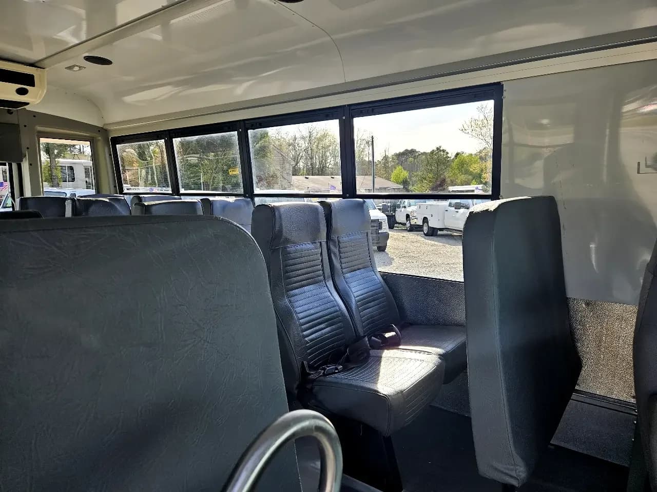 2016 Ford E350 Shuttle Bus - Image 11