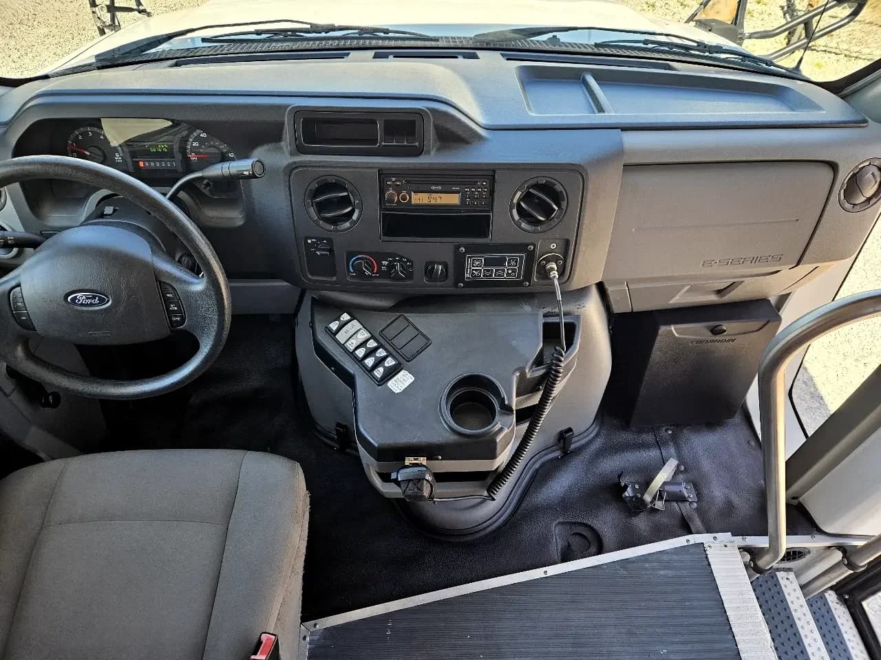 2016 Ford E350 Shuttle Bus - Image 15