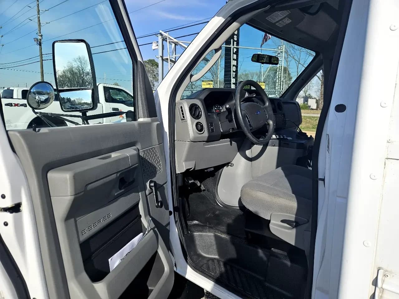 2016 Ford E350 Shuttle Bus - Image 5