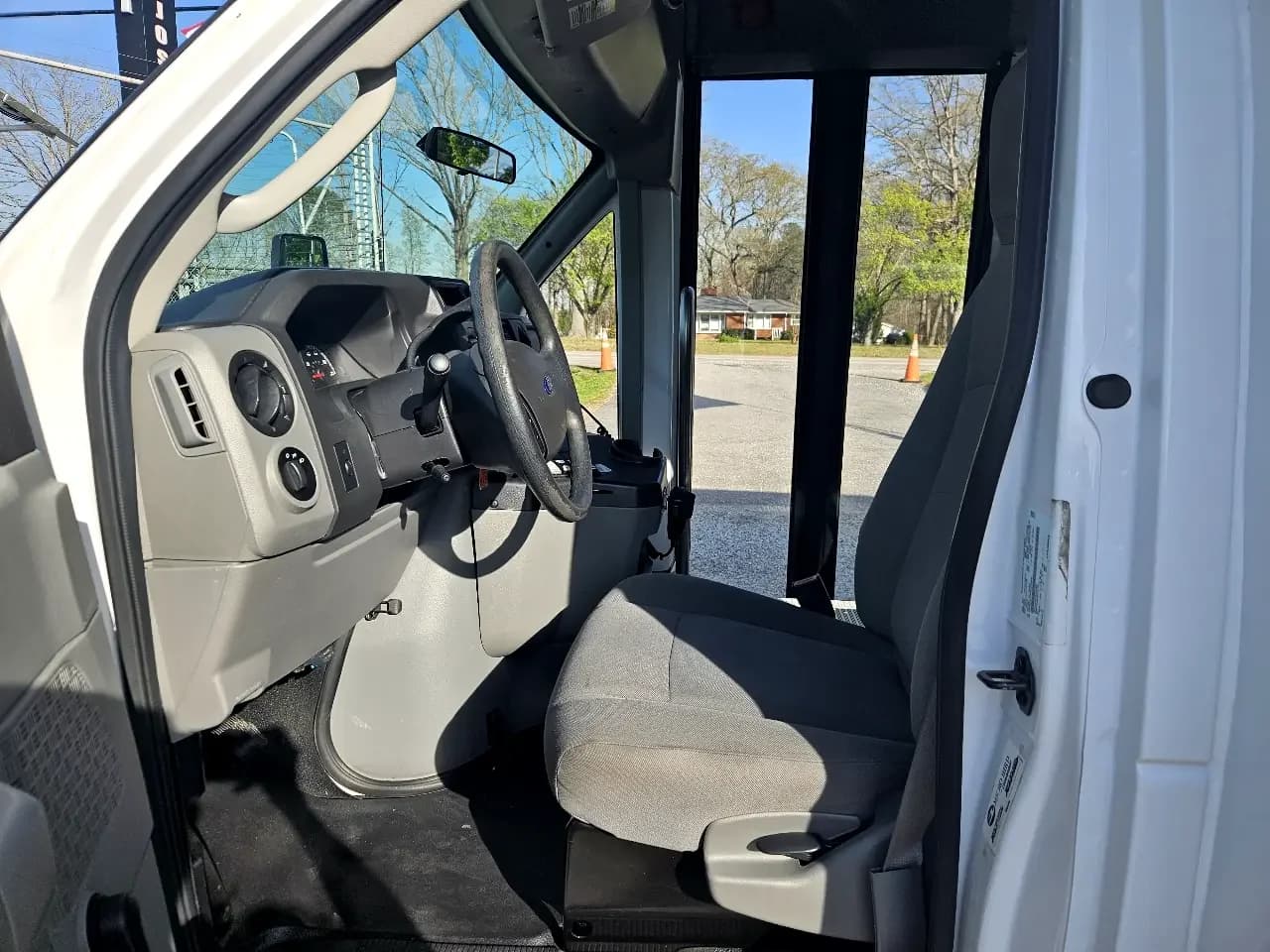 2016 Ford E350 Shuttle Bus - Image 6