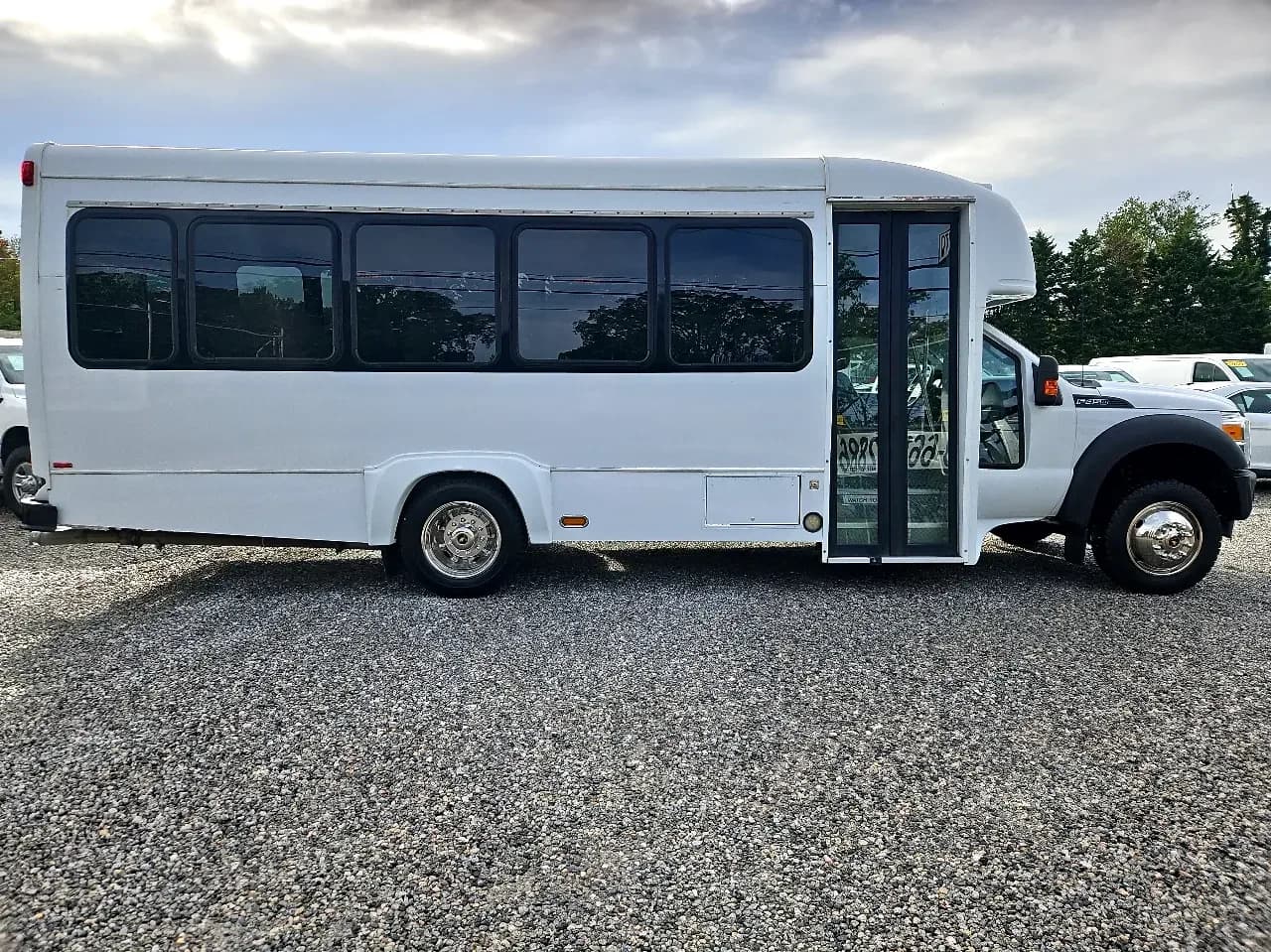 2014 Ford F450 SD Supreme Shuttle Bus - Image 4