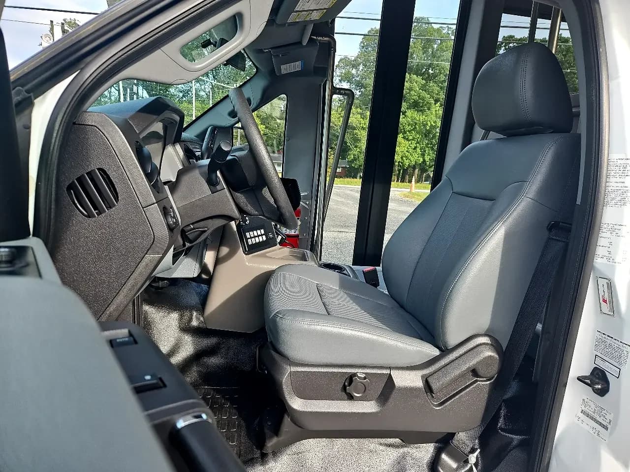 2014 Ford F450 SD Supreme Shuttle Bus - Image 7