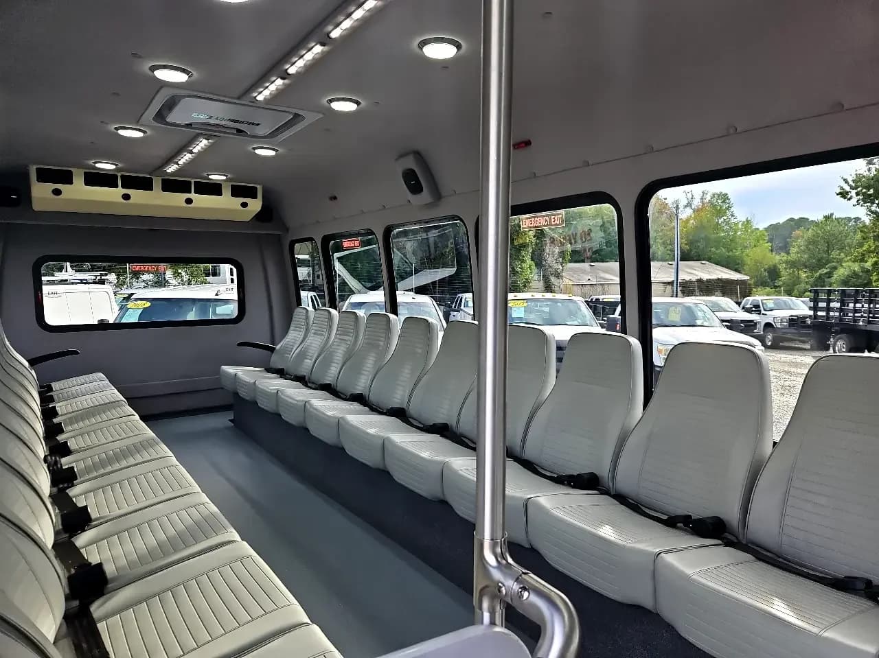 2014 Ford F450 SD Supreme Shuttle Bus - Image 9