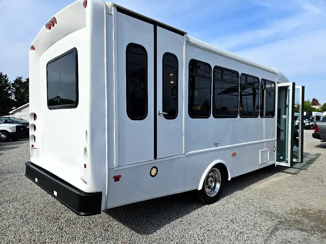 2016 Ford F450 ADA SD Startrans Shuttle Bus - Image 3